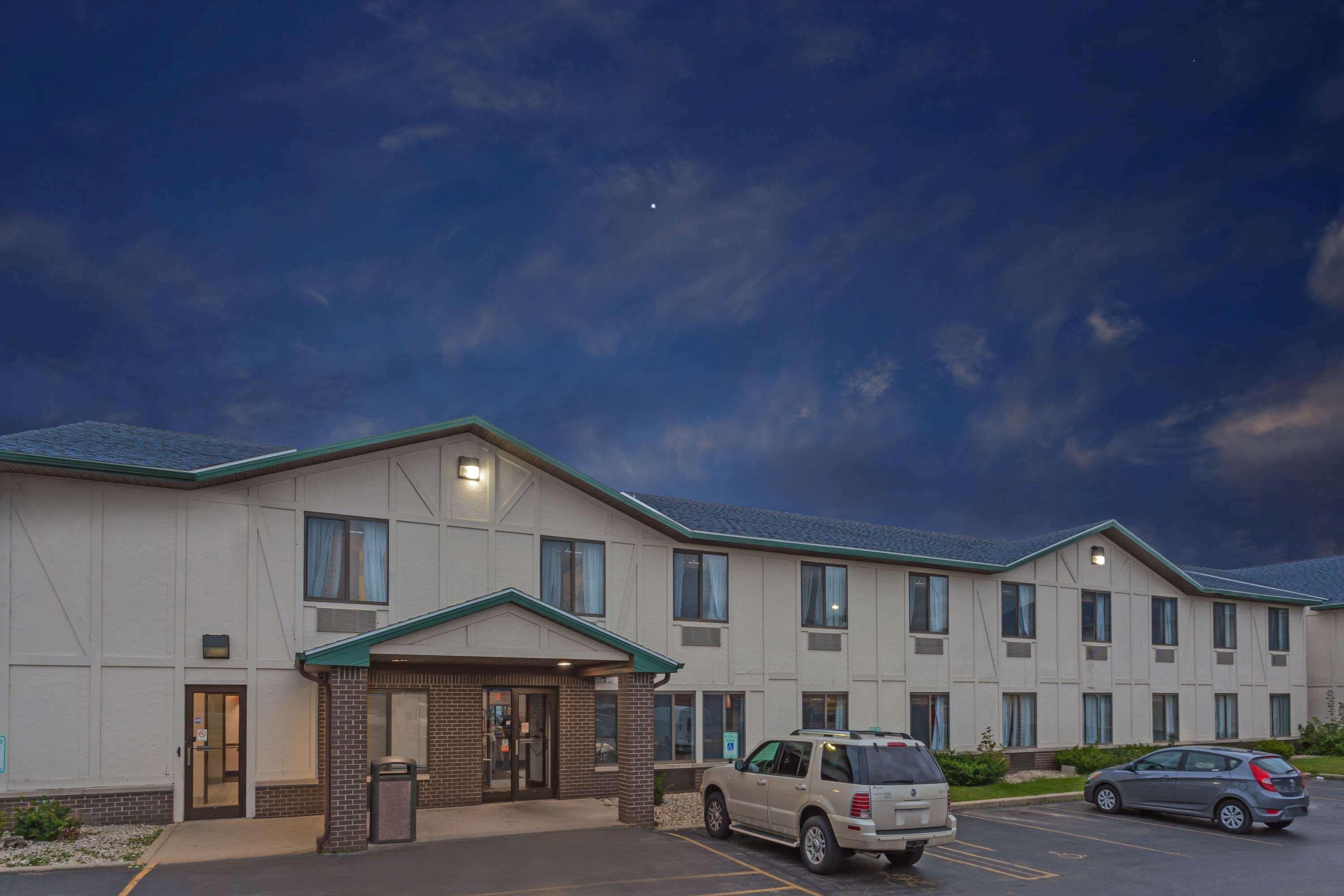 Delavan Inn And Suites Extérieur photo