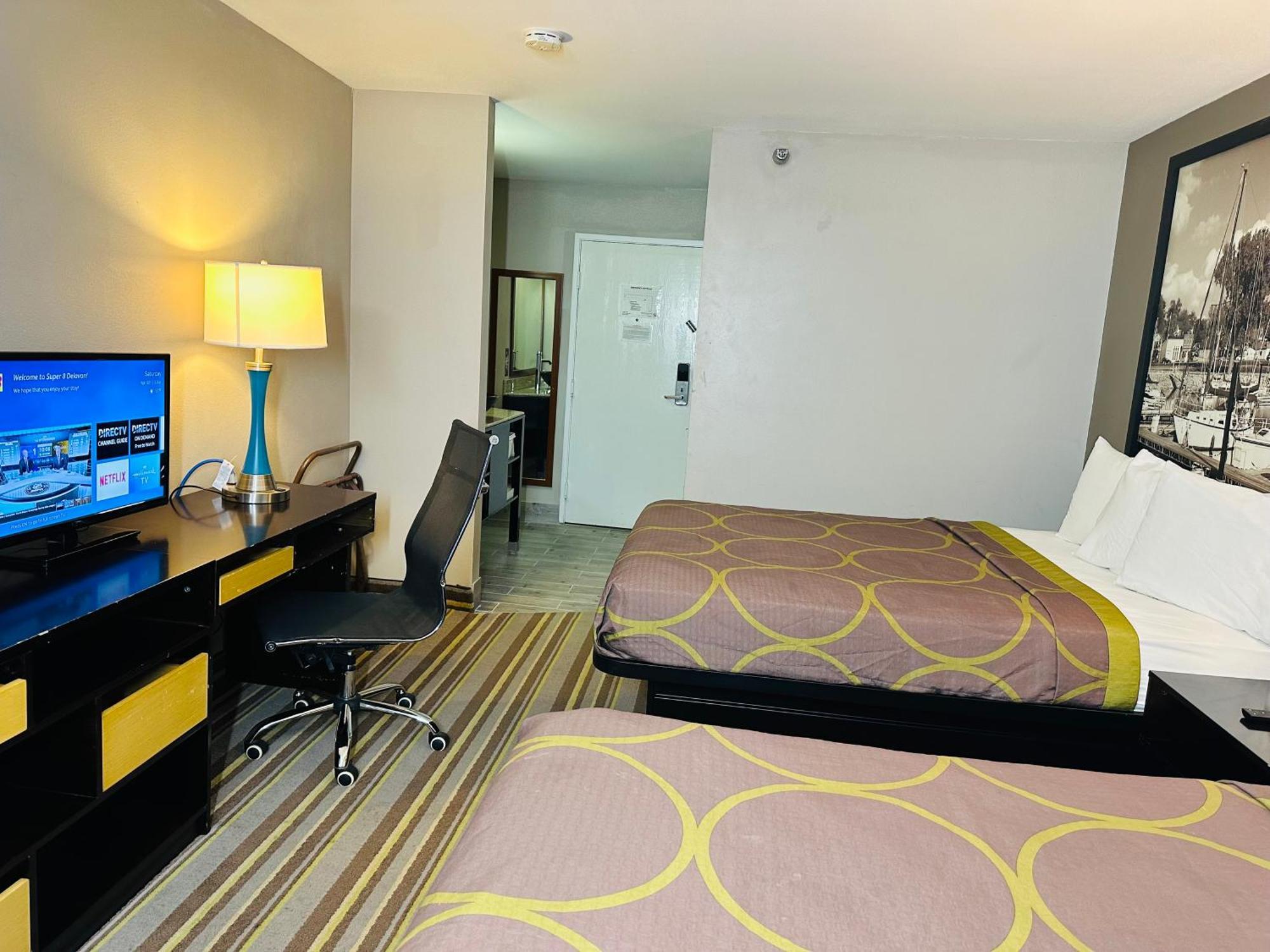 Delavan Inn And Suites Extérieur photo