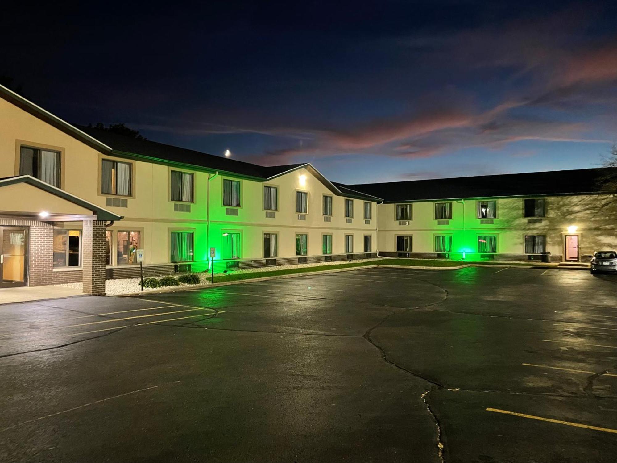 Delavan Inn And Suites Extérieur photo