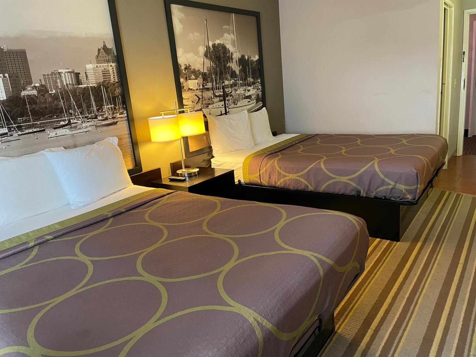 Delavan Inn And Suites Extérieur photo