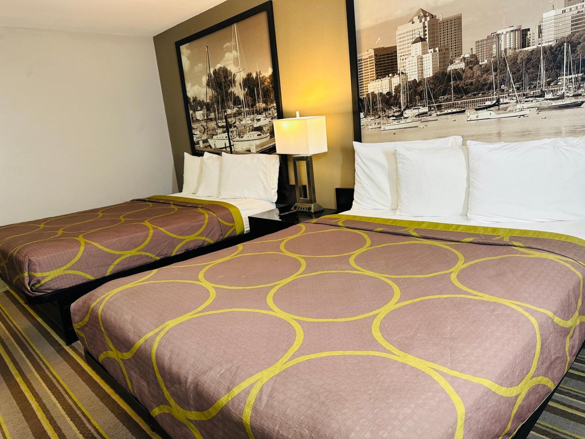 Delavan Inn And Suites Extérieur photo