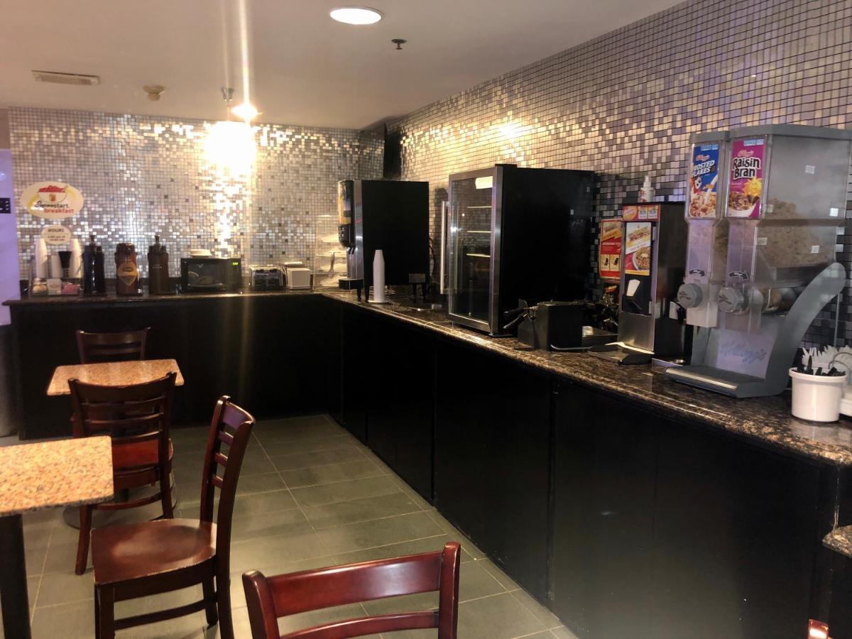 Delavan Inn And Suites Extérieur photo
